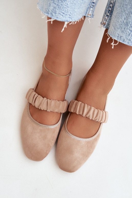 Ballerinas mit dekorativen Bändern in Sandfarbe Loreya