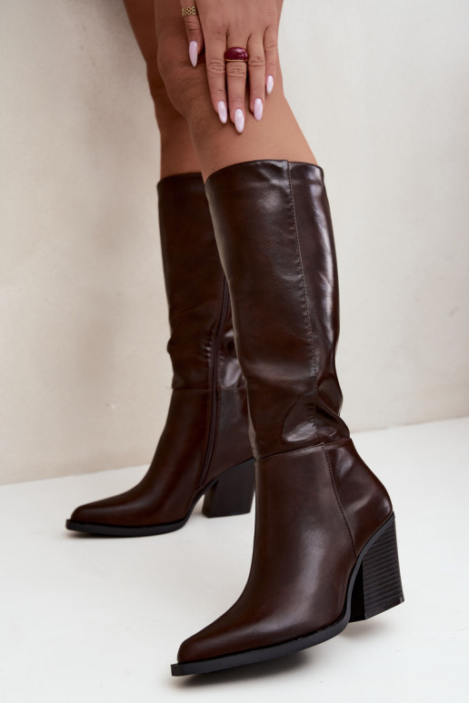 Damen kniehohe Stiefel mit Absatz isoliert karamellfarben Katelle