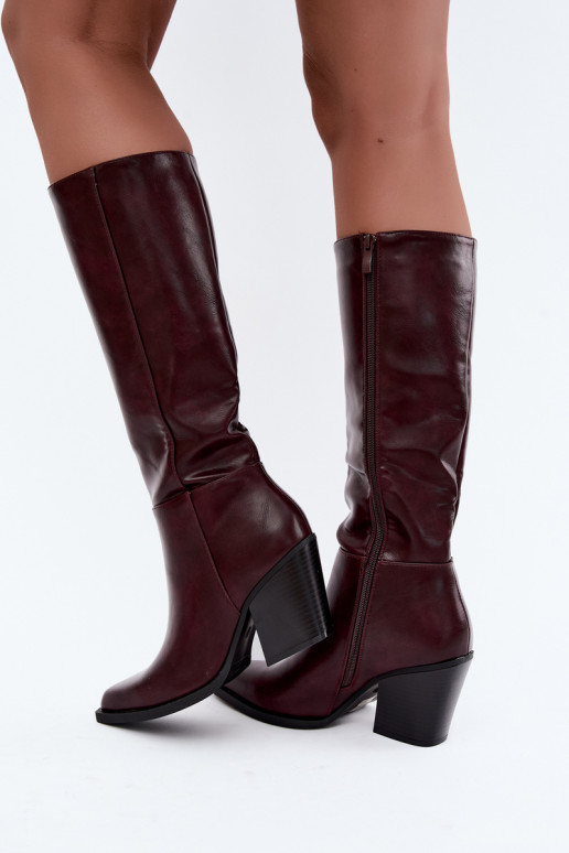 Damen kniehohe Stiefel mit Absatz isoliert bordeauxfarben Katelle
