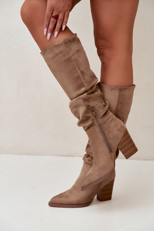 damen kniehohe Stiefel mit Absatz und gebogenem Schaft in sandfarben Ismera