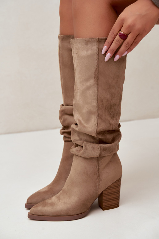 damen kniehohe Stiefel mit Absatz und gebogenem Schaft in sandfarben Ismera