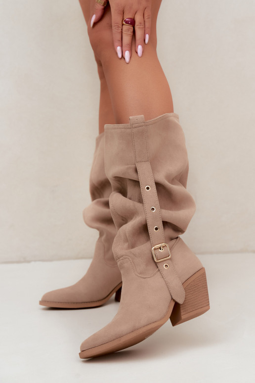 geknitterte Damen kniehohe Stiefel im Cowboy-Stil mit Riemen und Absätzen in Sand Adria