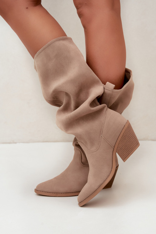 geknitterte Damen kniehohe Stiefel im Cowboy-Stil mit Riemen und Absätzen in Sand Adria