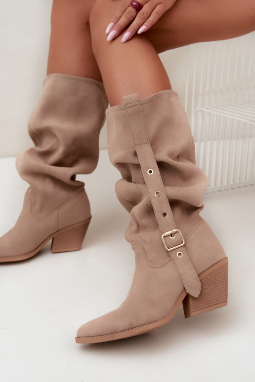 geknitterte Damen kniehohe Stiefel im Cowboy-Stil mit Riemen und Absätzen in Sand Adria