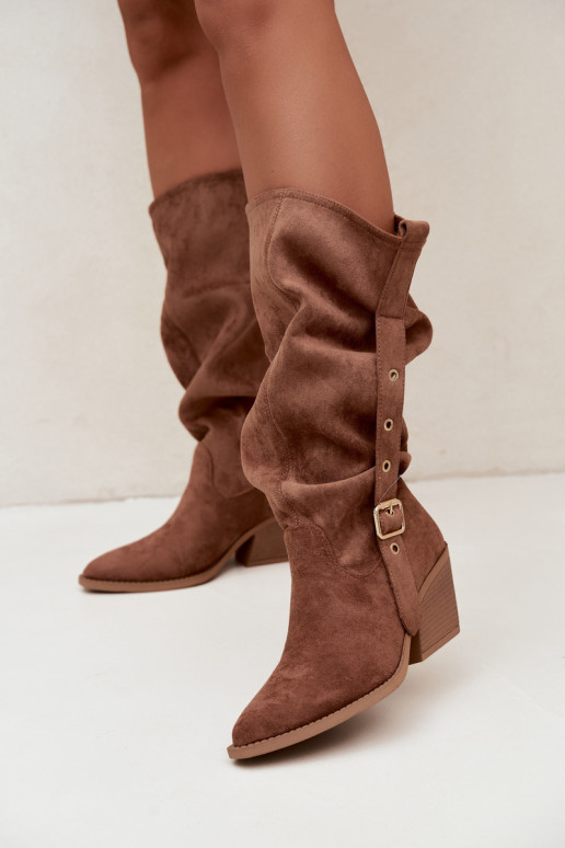 geknitterte Damen kniehohe Stiefel im Cowboy-Stil mit Riemen und Absätzen in Braun Adria