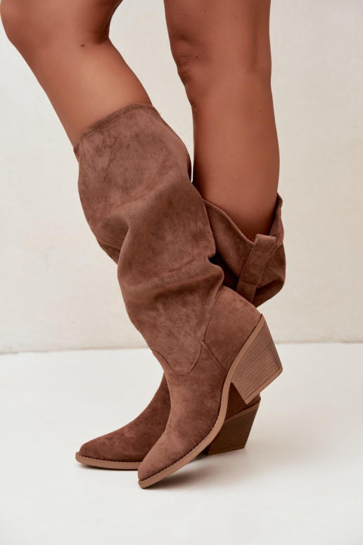 geknitterte Damen kniehohe Stiefel im Cowboy-Stil mit Riemen und Absätzen in Braun Adria