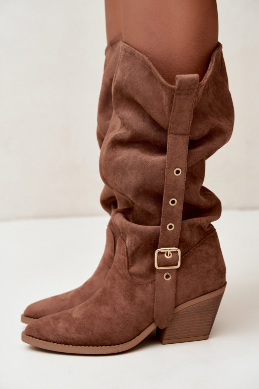 geknitterte Damen kniehohe Stiefel im Cowboy-Stil mit Riemen und Absätzen in Braun Adria