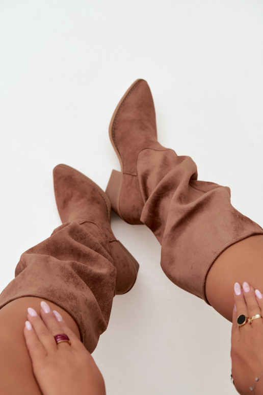 geknitterte Damen kniehohe Stiefel im Cowboy-Stil mit Riemen und Absätzen in Braun Adria