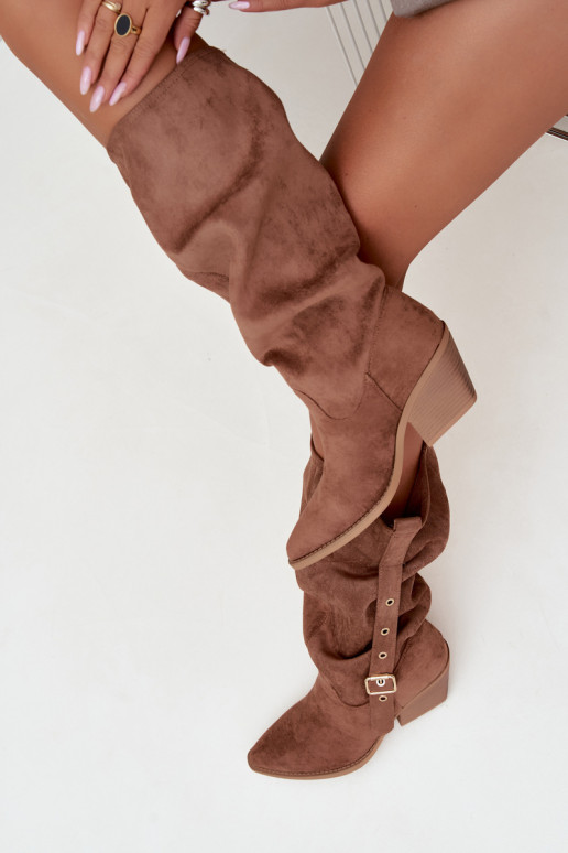 geknitterte Damen kniehohe Stiefel im Cowboy-Stil mit Riemen und Absätzen in Braun Adria