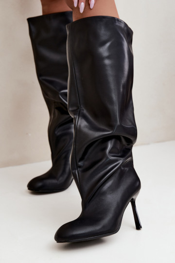 Damen kniehohe Stiefel zum Hineinschlüpfen mit schmalen Absätzen in Schwarz Caliya
