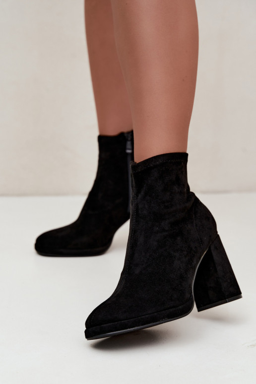 Damen Stiefeletten aus Kunstveloursleder mit Absatz in schwarzer Karvella