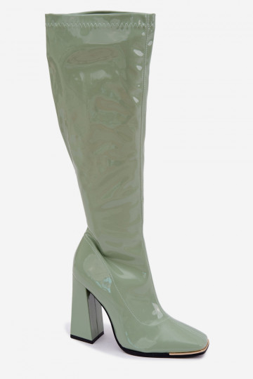 Stiefel bis zum Knie mit Lackeffekt und Absätzen in grüner Farbe Mlokva