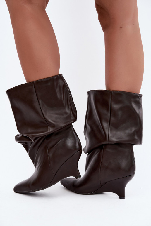 Slouchy Stiefeletten mit Plattform in schokoladenbraun Ilyna