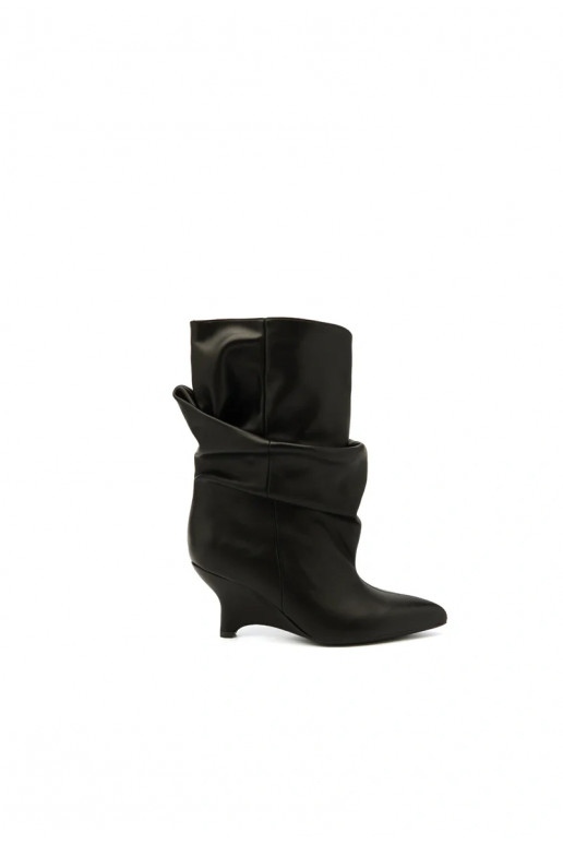 Slouchy Stiefeletten mit Plattform in schwarz Ilyna