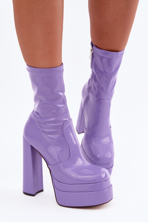Lackierte Ankle Boots mit Plattform in Violett Lotisha
