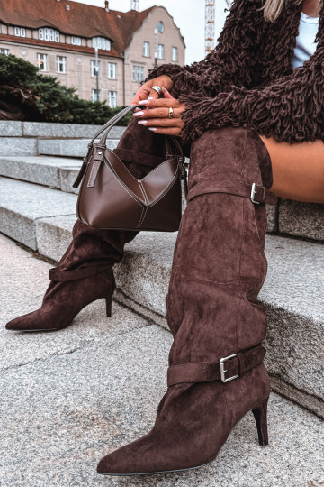 Über-Knie-Absatzstiefel mit Riemen und Schnallen in Schokoladenfarbe Tai turibel