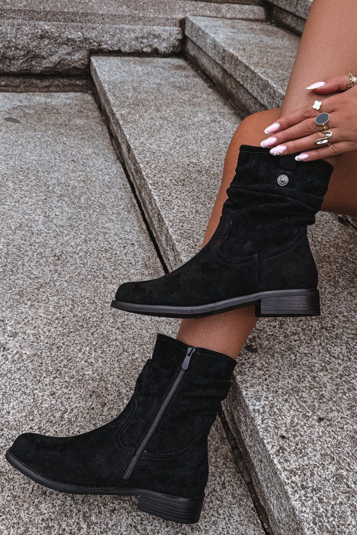 Wärmende Stiefeletten mit Rüschen und breiten Absätzen, schwarz