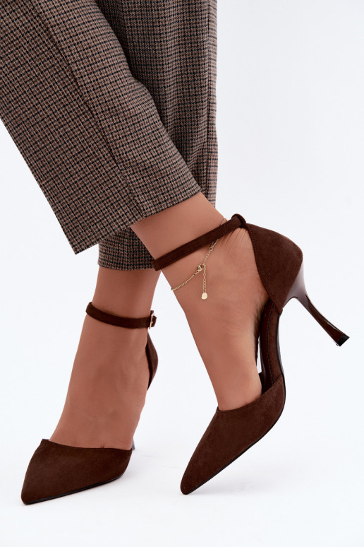 Faux-Suede-Schuhe mit Riemen in Schokoladenfarbe Ladessa