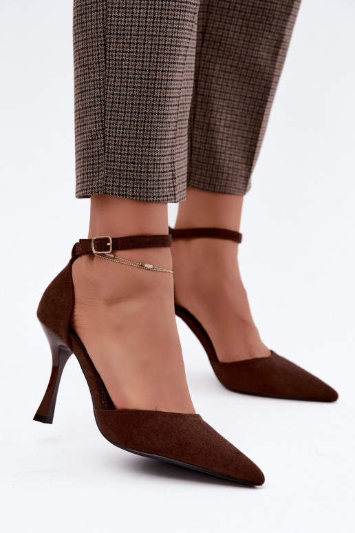Faux-Suede-Schuhe mit Riemen in Schokoladenfarbe Ladessa