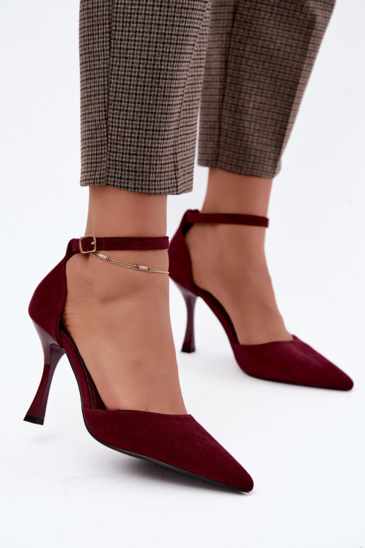 Faux-Suede-Schuhe mit Riemen in Bordeauxfarbe Ladessa