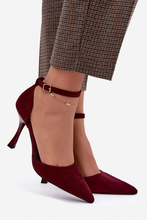 Faux-Suede-Schuhe mit Riemen in Bordeauxfarbe Ladessa