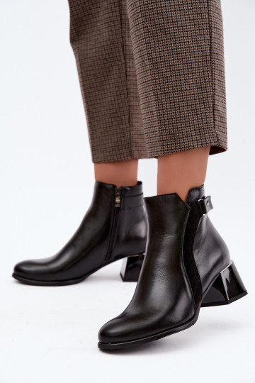 Damen Stiefeletten aus Kunstleder mit Absätzen isoliert Zazoo 60563 in schwarzer Farbe