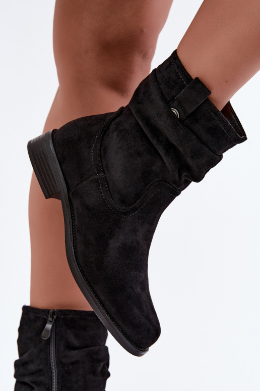 Wärmende Stiefeletten mit Rüschen und breiten Absätzen, schwarz