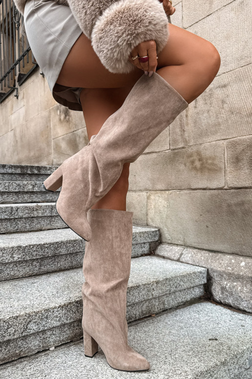 Schlüpfschuhe bis zum Knie mit Absätzen in Sandfarbe Emeline