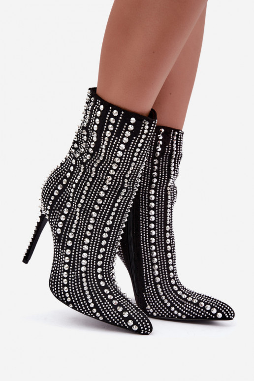 Wärmende Stiefeletten mit dünnen Absätzen, verziert mit Nieten, schwarz Delva