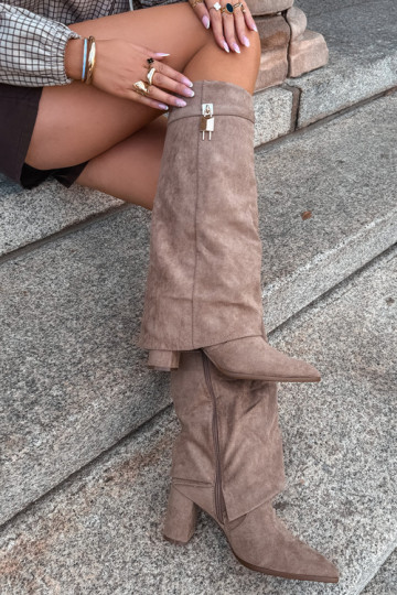 Warmes langes Stiefel mit Absätzen und eingebautem goldenen Dekor in sandfarbener Danessa