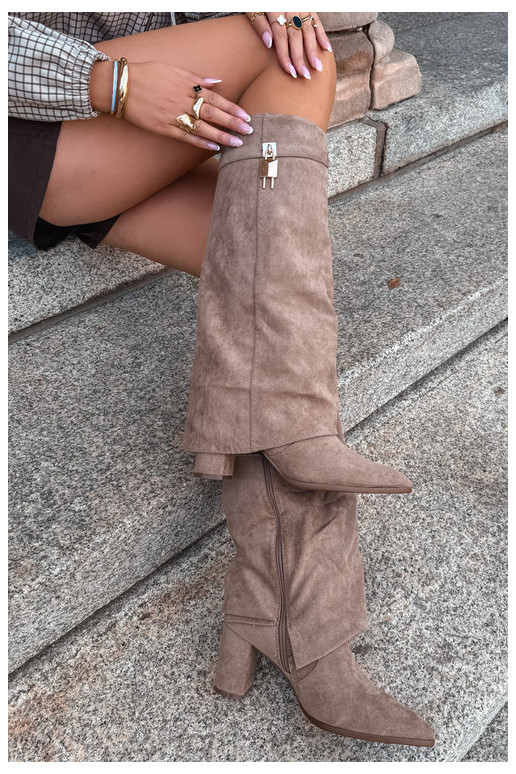 Warmes langes Stiefel mit Absätzen und eingebautem goldenen Dekor in sandfarbener Danessa