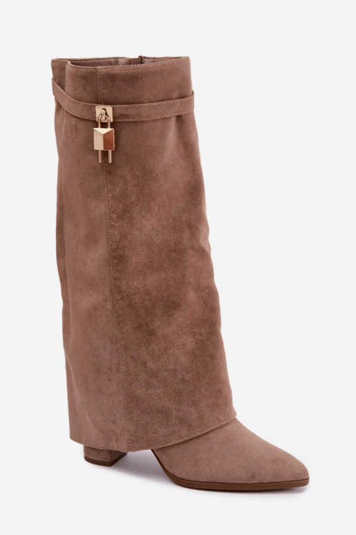 Warmes langes Stiefel mit Absätzen und eingebautem goldenen Dekor in sandfarbener Danessa