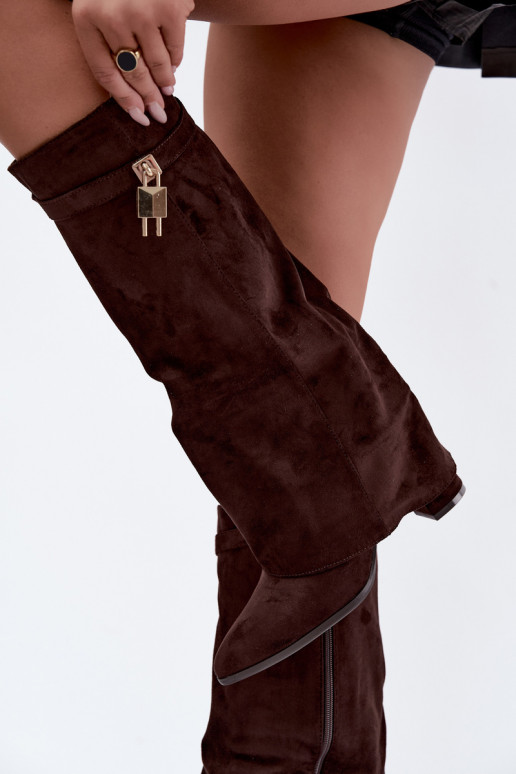 Warmes langes Stiefel mit Absätzen und eingebautem goldenen Dekor in brauner Farbe Danessa