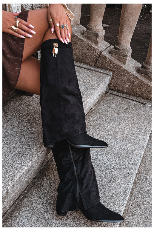Warmes langes Stiefel mit Absätzen und eingebautem goldenen Dekor in schwarzer Farbe Danessa