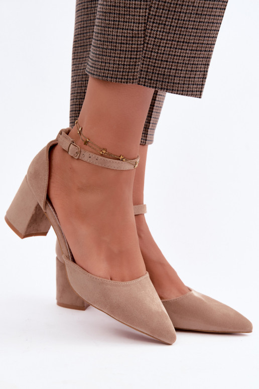 Schuhe mit Absätzen und Riemen in Sandfarbe Olenae