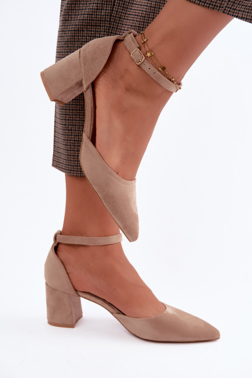 Schuhe mit Absätzen und Riemen in Sandfarbe Olenae