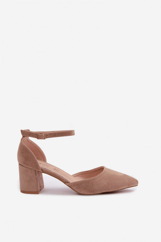 Schuhe mit Absätzen und Riemen in Sandfarbe Olenae