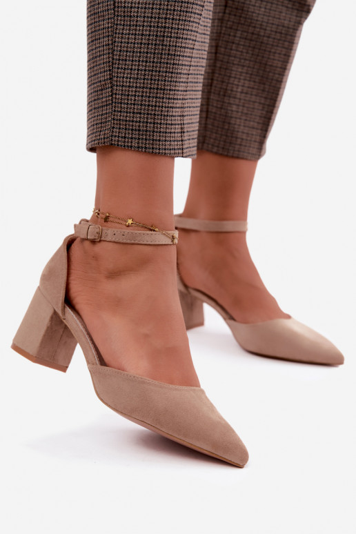 Schuhe mit Absätzen und Riemen in Sandfarbe Olenae