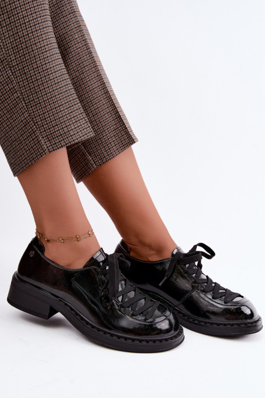 Lackleder Halbschuhe mit Schnürsenkeln in Schwarz