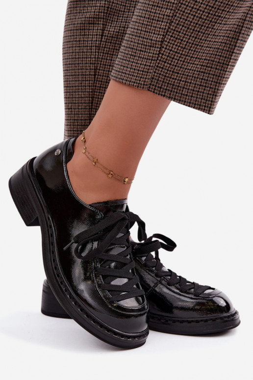 Lackleder Halbschuhe mit Schnürsenkeln in Schwarz