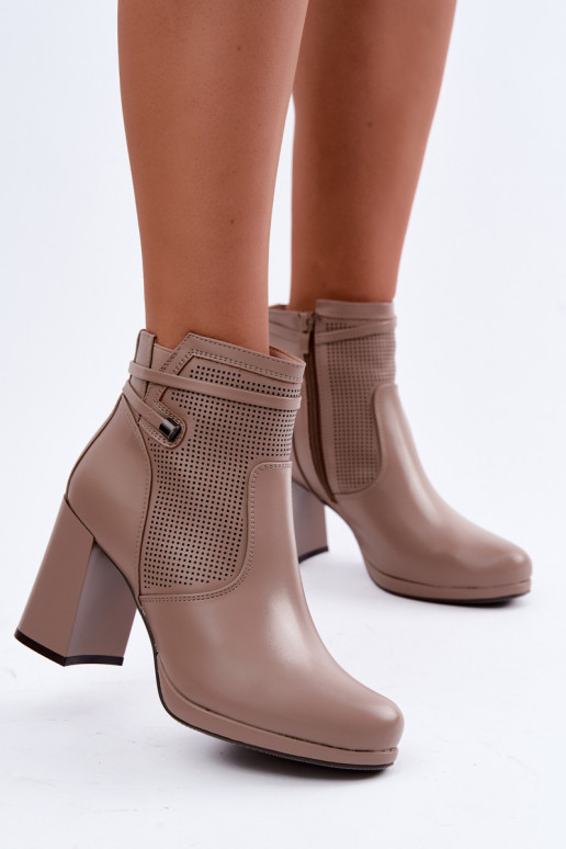 Wärmende Stiefeletten mit Absatz in Sandfarbe