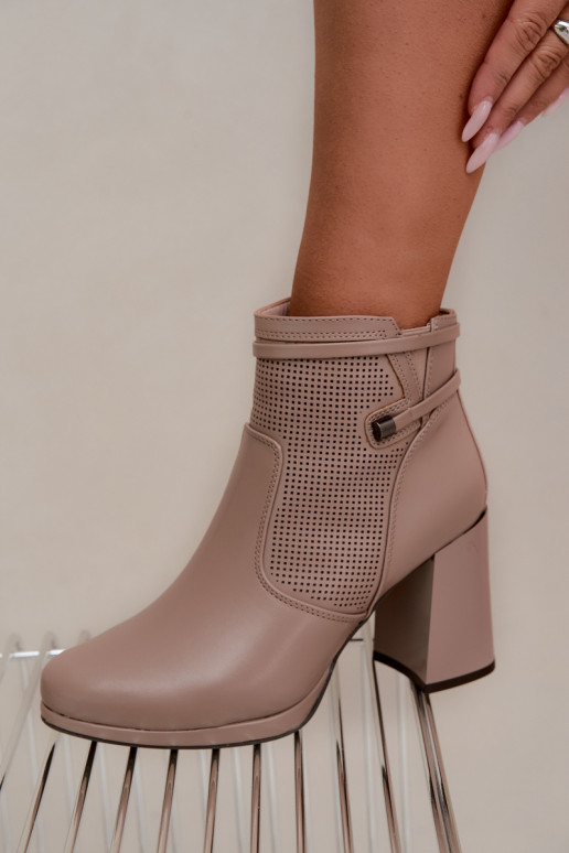 Wärmende Stiefeletten mit Absatz in Sandfarbe