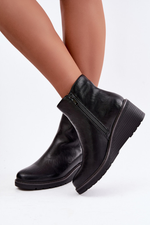 Wärmende schwarze Stiefeletten mit Plateau Larisae