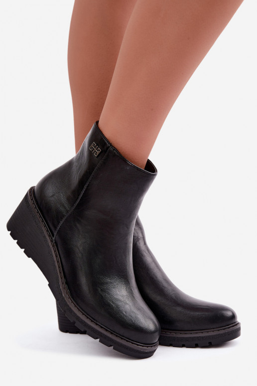 Wärmende schwarze Stiefeletten mit Plateau Larisae