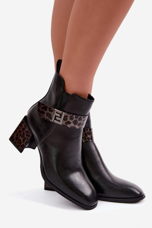 Damen warme Stiefeletten mit dekorativen Riemen Artiker 57C0008 in schwarzer Farbe