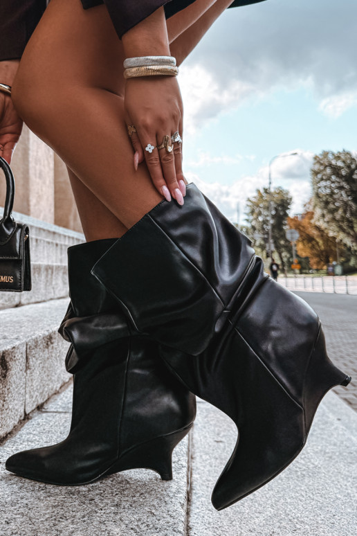 Slouchy Stiefeletten mit Plattform in schwarz Ilyna