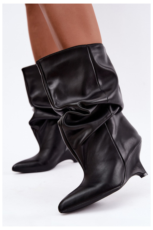 Slouchy Stiefeletten mit Plattform in schwarz Ilyna