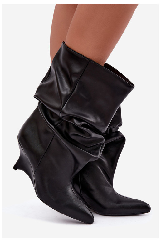 Slouchy Stiefeletten mit Plattform in schwarz Ilyna