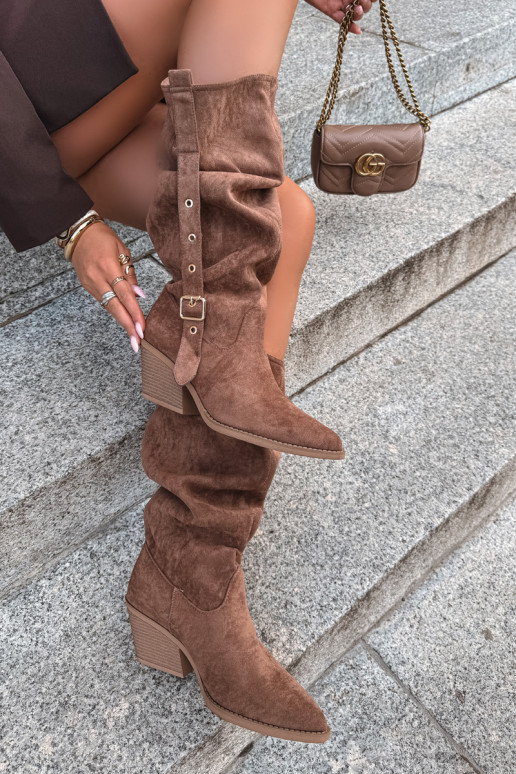 geknitterte Damen kniehohe Stiefel im Cowboy-Stil mit Riemen und Absätzen in Braun Adria