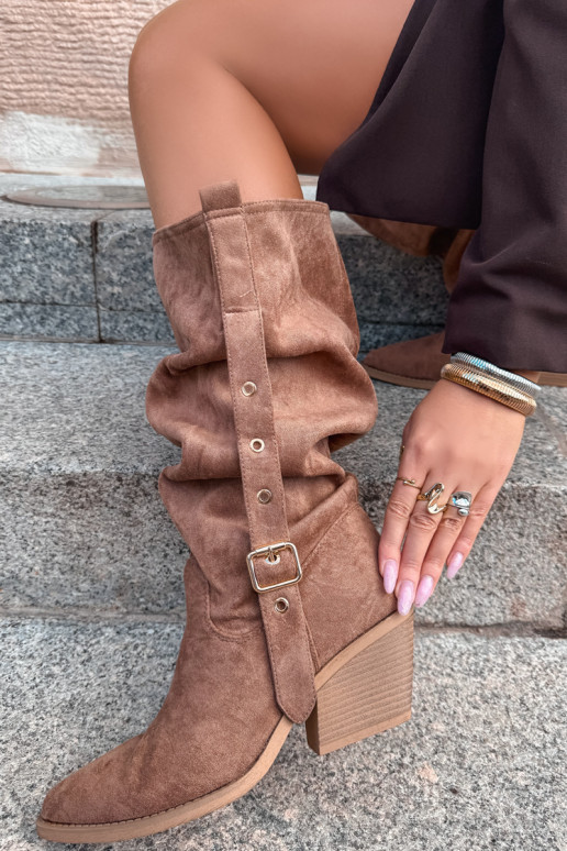 geknitterte Damen kniehohe Stiefel im Cowboy-Stil mit Riemen und Absätzen in Braun Adria